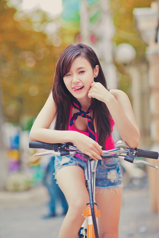 Ngân Khánh cũng rất siêng tập thể dục bằng cách đạp xe đi dạo.